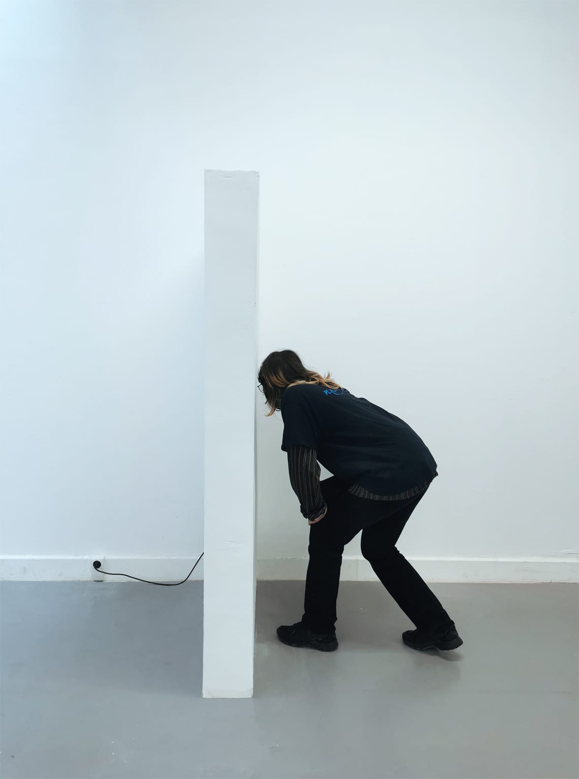 Abolir portes et fenêtres, 2021 mur en bois et enduit, enceintes, carte son